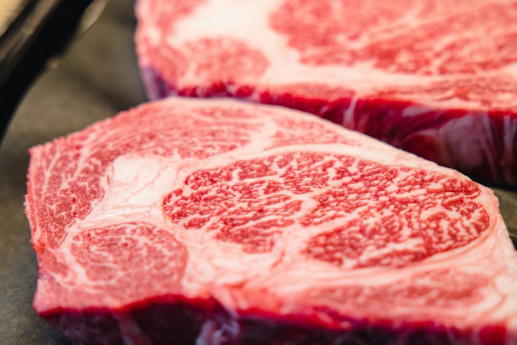 サシの入った牛肉