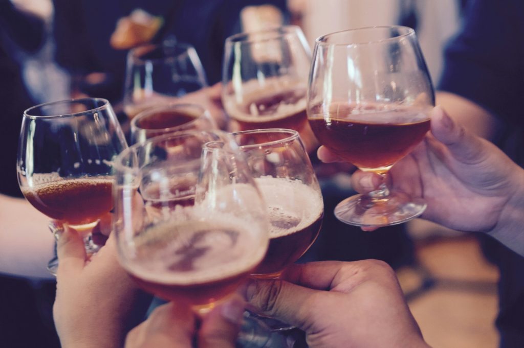 ワイングラスで乾杯