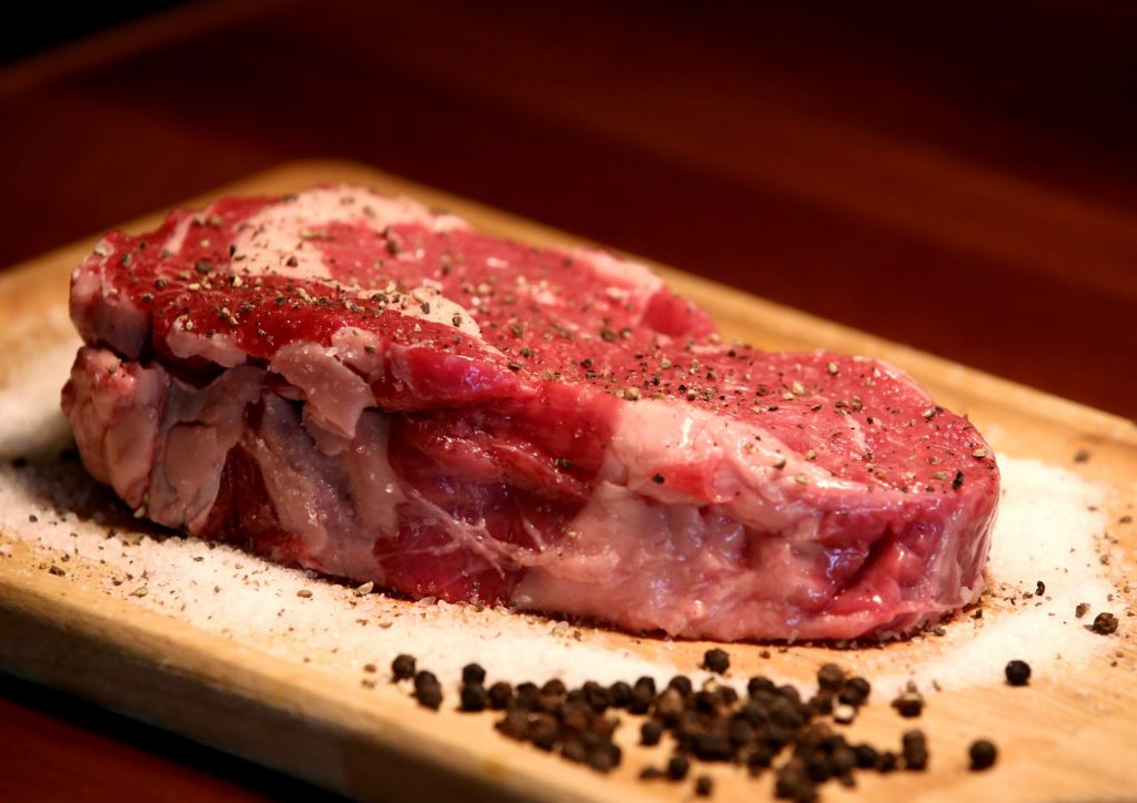皿にのせられた牛肉